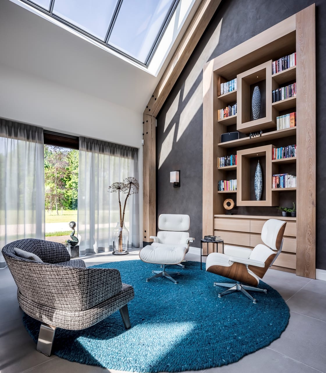 Luxe interieur villa, boekenkast vier meter hoog