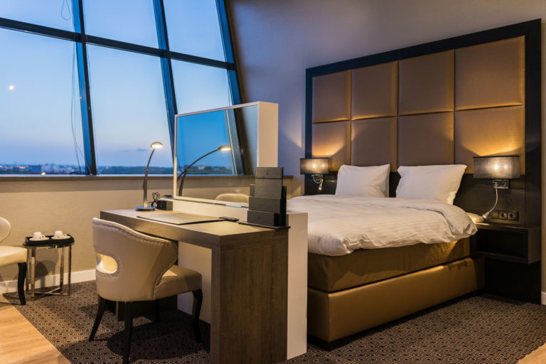 Luxe exclusieve sfeervolle hotelkamer maatwerk interieur luxe bedachterwand bed met tv lift details (2)